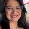 Sandra Andrade sorrindo, com óculos